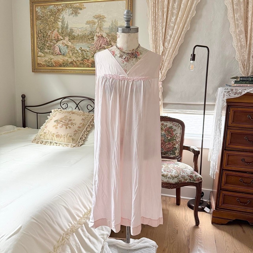 80s Vanity Fair fits medium to large light pink empire waist nightgown